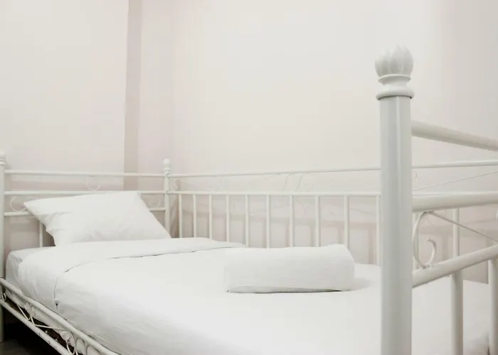 Modern Look 2Br Gateway Pasteur Apartment By Travelio